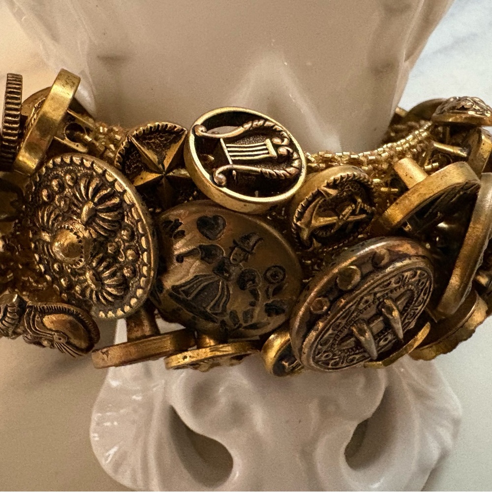 Vintage Bracelet*Stretch Goldtone Button Bracelet with Intricate Designs - Picture 6 of 8